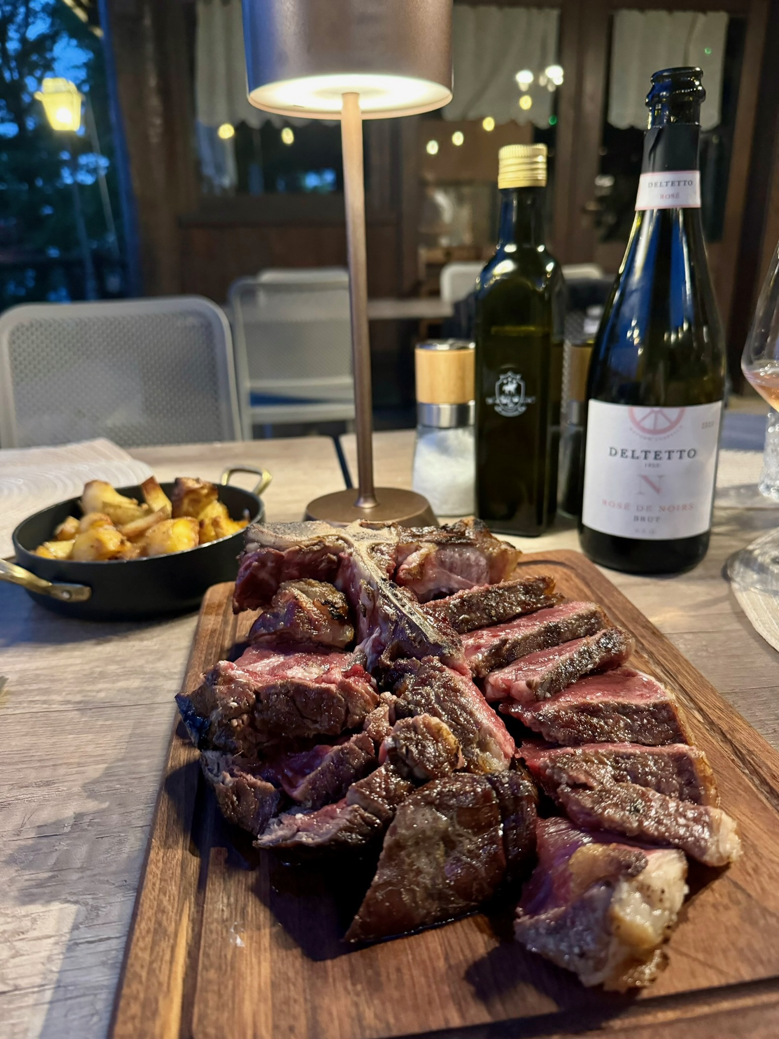 Bistecca servita al tavolo con contorno