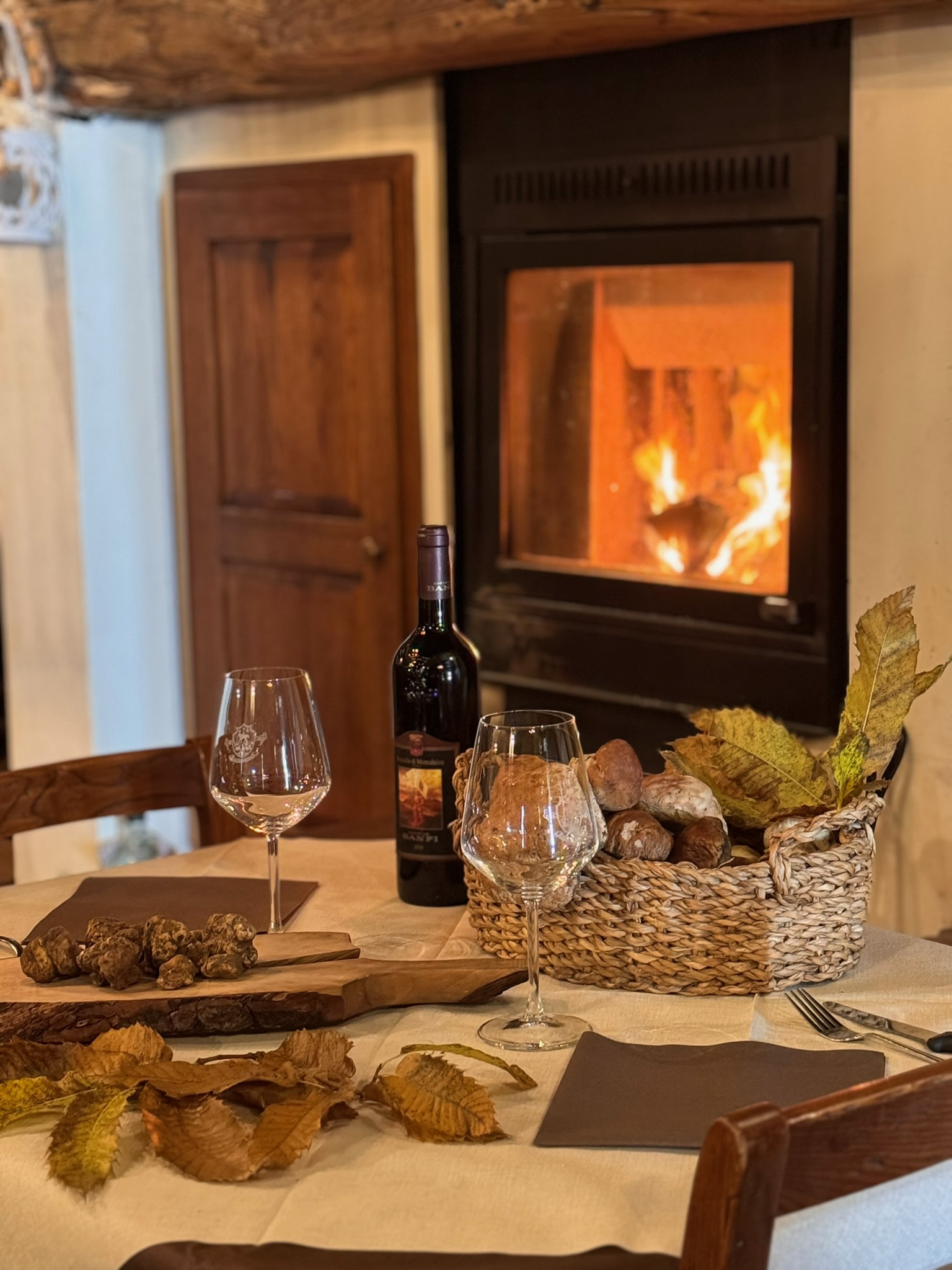 Calici di vino accanto al camino acceso