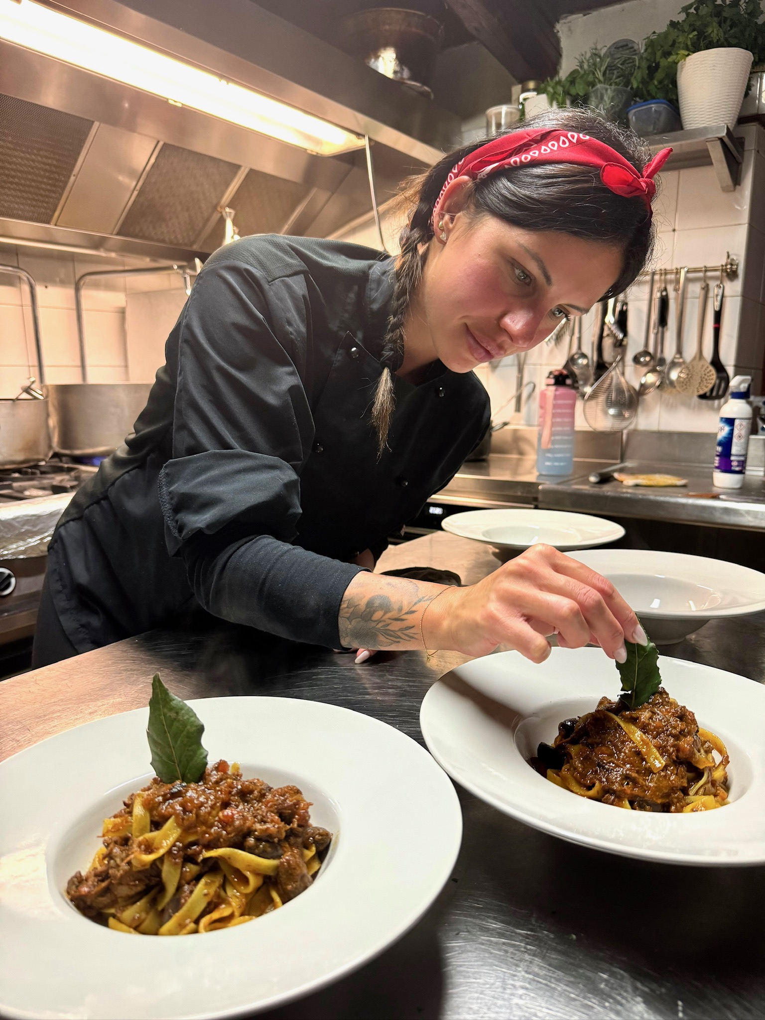 Impiattamento in cucina di un primo piatto