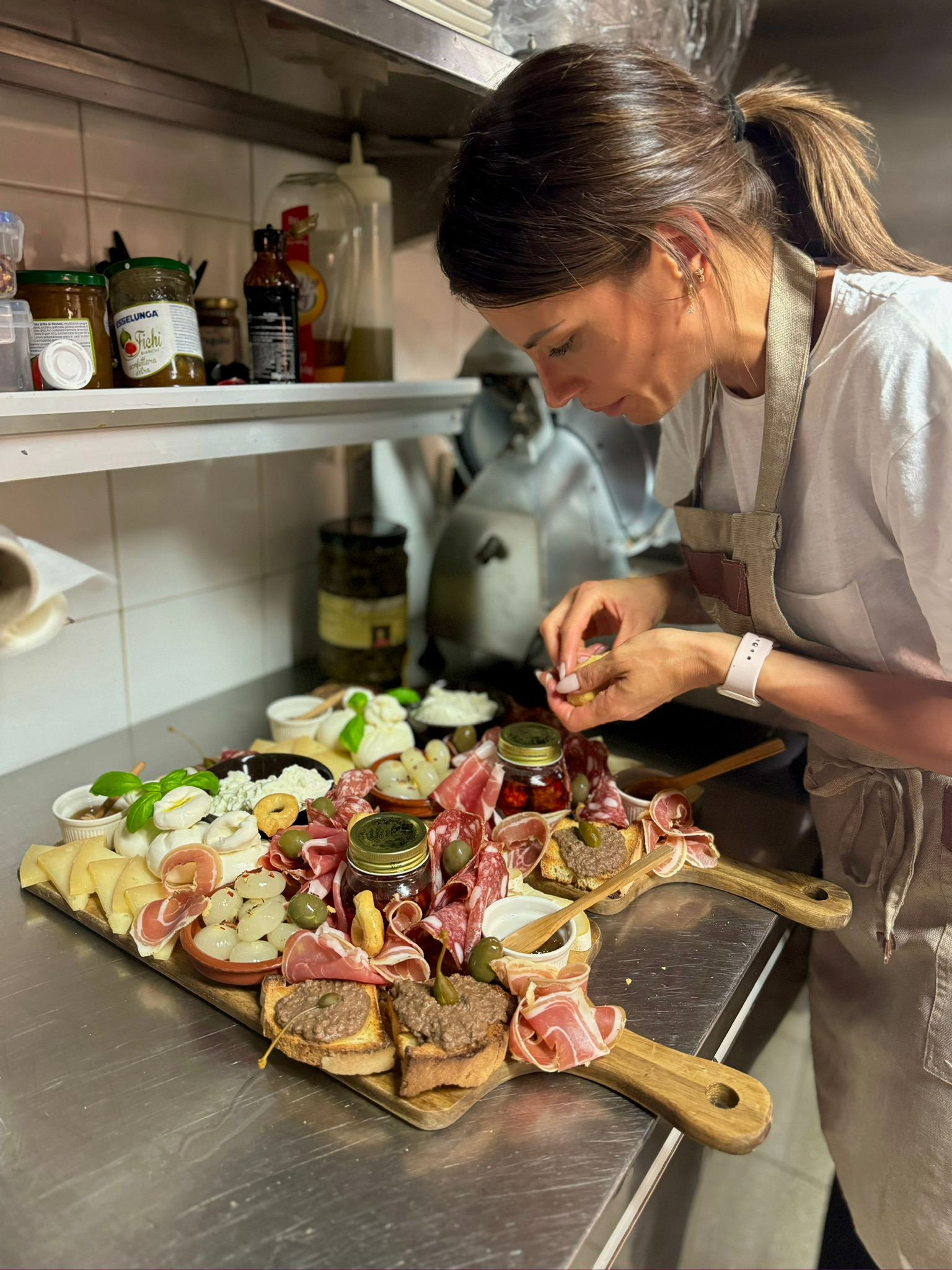 Preparazione di un tagliere in cucina